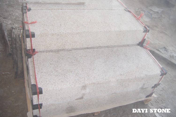 G682 Yellow Granite Stone Stairs 100x35x15cm Bushhammered - Dayi Stone